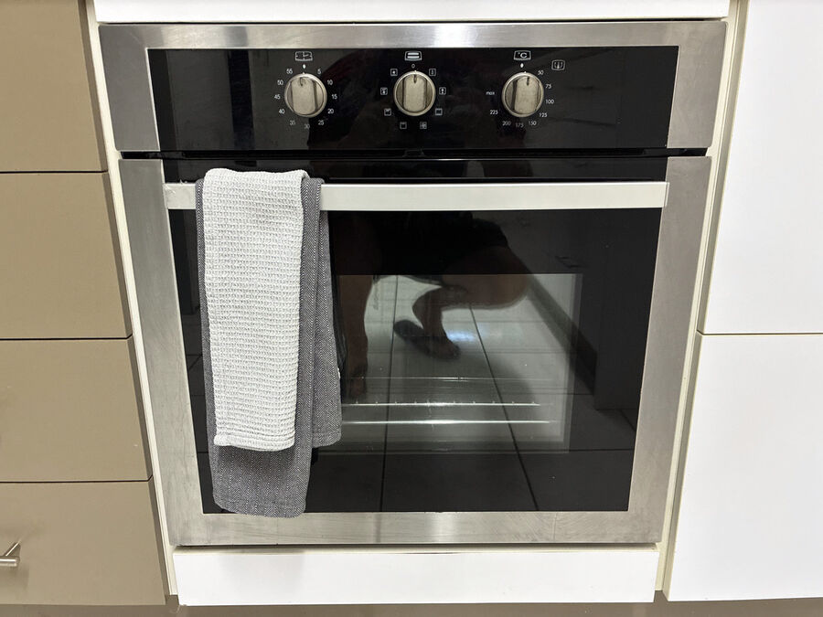 Oven with three control knobs